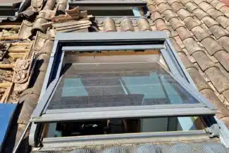 Ouverture de toiture pendant le remplacement des fenêtres de toit à Pibrac