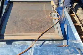 Abergement en zinc mis en place autour de la fenêtre de toit à Pibrac