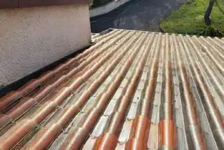 Progression du lavage sur le rampant d’une toiture à Pibrac