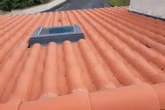 Toiture nettoyée vue depuis la fenêtre de toit à Pibrac